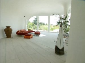 Interior Casa-cueva en Suiza