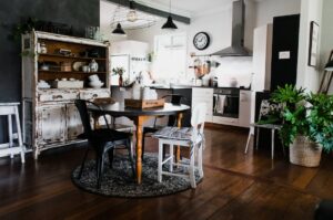 Salón decorado con muebles de segunda mano